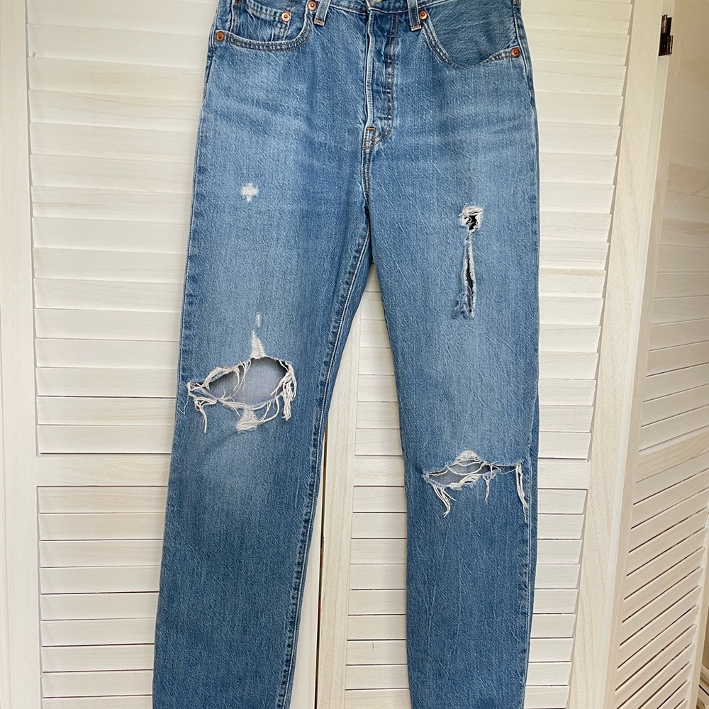 Levis 501 P Womens Distressed Medium Wash Jeans Size 26 x 30 Button Fly - Picture 4 of 7